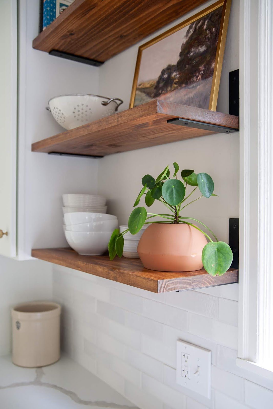 Are Wall-Mounted Shelves Better Than Brackets? Expert Insights